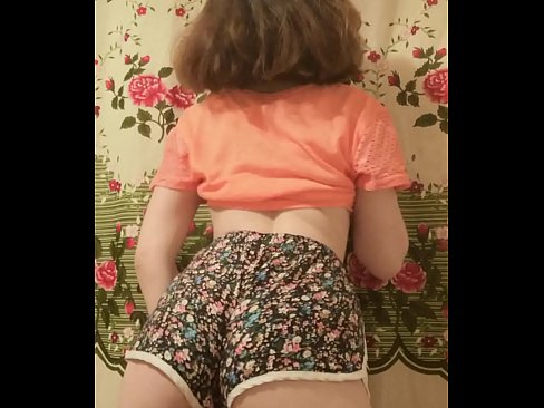 ❤️ מותק צעיר סקסי פושט את המכנסיים הקצרים במצלמה ❤️ סלאוטים אצלנו