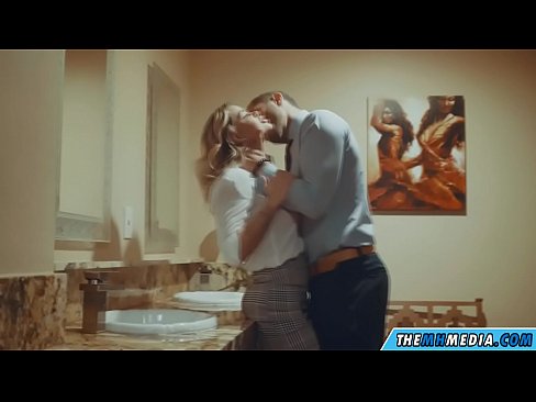 ❤️ כשבלונדינית חזה מפתה אותך בשירותים ציבוריים ❤️ סלאוטים אצלנו
